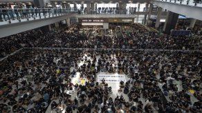 El aeropuerto de Hong Kong reabre tras las protestas
