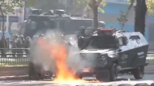 Jóvenes se enfrentan a la policía en Chile en Día del Joven Combatiente