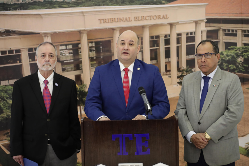 Magistrados del Tribunal Electoral en pronunciamiento a la consulta popular. Magistrados del Tribunal Electoral en pronunciamiento a la consulta popular.