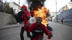 El TPS, que por lo general incluye permisos para trabajar, se puede prorrogar por periodos de hasta 18 meses para los países afectados por desastres naturales o conflictos civiles.