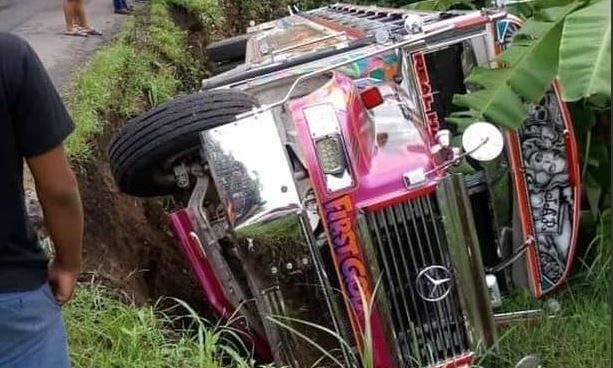 Un bus diablo rojo cae en cuneta con 55 pasajeros abordo