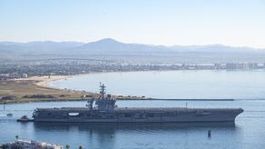 Amy Bauernschmidt ocupó anteriormente el puesto de comandante del Escuadrón de Helicópteros de Ataque Marítimo 70 y del muelle de transporte anfibio de San Diego.