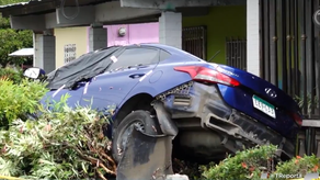 Auto choca contra vivienda, 2 detenidos