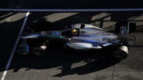 Hamilton sale ileso de accidente pero el Mercedes no vuelve a salir