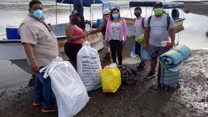 Personal del TE traslada material que será utilizado por el Partido Panameñista en las mesas de votación.