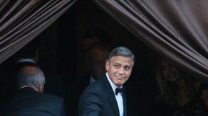 Clooney y Amal Alamuddin obsequiaron a sus invitados con una foto dedicada
