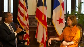 El gobernador de Puerto Rico, Pedro Pierluisi y la primera dama de Panamá, Yazmín Colón de Cortizo.