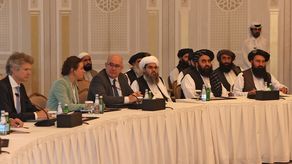 Diplomáticos extranjeros y la delegación de los talibanes se reúnen en la capital de Qatar, Doha.
