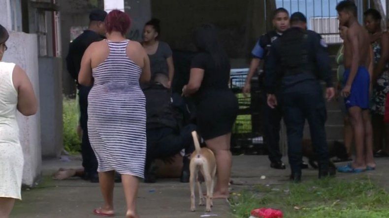 Hombre cae del cuarto piso de un edificio en Curundú