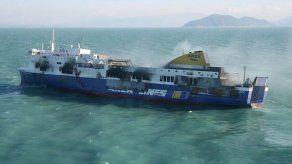 Ferry griego incendiado