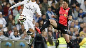 Real Madrid vence 3-0 al Almería y sigue el ritmo del líder Barsa