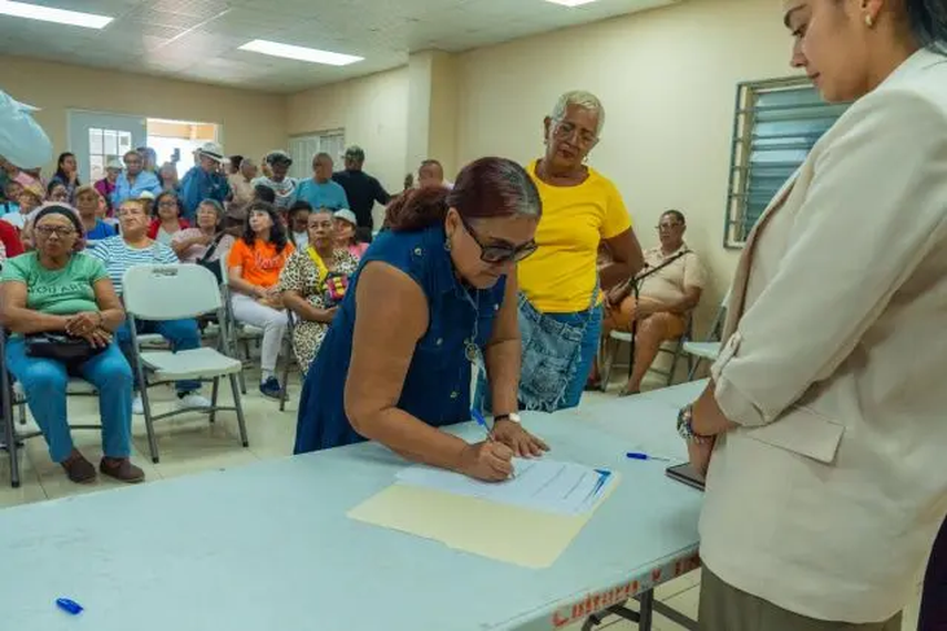 Residentes testigos firman el acta Residentes testigos firman el acta