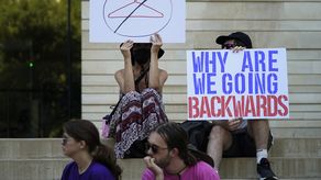 El pronunciamiento de Steinem refleja la desesperación que siente mucha gente en relación con la decisión del viernes del tribunal supremo de dejar sin efecto el fallo de 1973 que legalizó el aborto.
