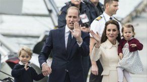 ¿Se ha saltado el protocolo el príncipe Guillermo al viajar con sus hijos en avión?