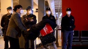 Un viajero chino sale de la sala de llegadas del Aeropuerto Internacional de Roma-Fiumicino, cerca de Roma.