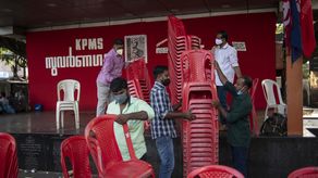 Los huelguistas también reclamaban que el gobierno detuviera sus planes de monetizar activos del estado.