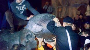 Destruyen otra estatua de Lenin en la ciudad ucraniana de Krivói Rog