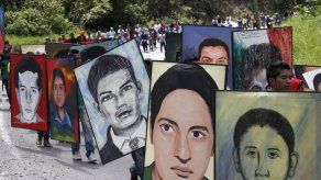 Padres de normalistas se reúnen con presidente de México