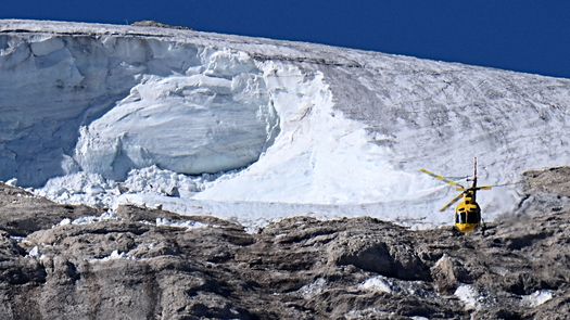 El glaciar de la Marmolada, es la cumbre más alta de los Alpes italianos.