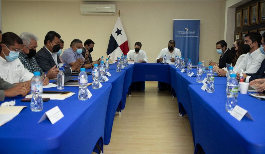 Mesa técnica sobre transporte de carga con representantes de los transportistas y de las navieras.