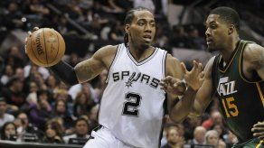 Splitter y Leonard guían a Spurs a triunfo sobre Jazz