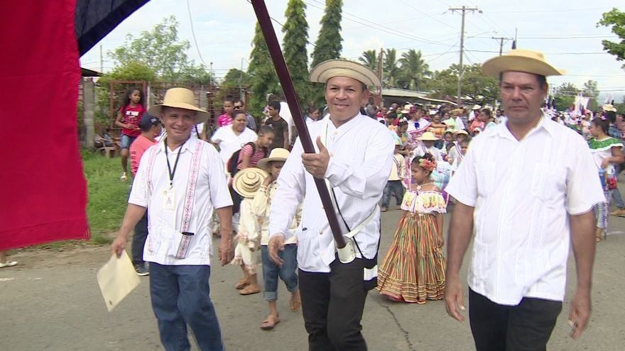 Luis Casis fue el abanderado durante los desfiles del 28 de noviembre en Las Garzas