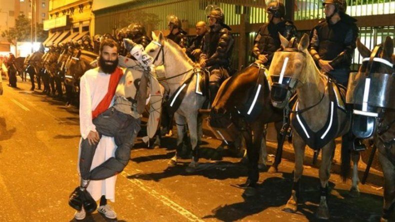 Entre protestas y ovaciones el Papa llega a Brasil