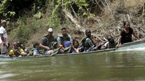 Migrantes cruzan último tramo mortal de la selva del Darién