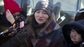 Esposa de activista chino protesta trato que dan a su marido