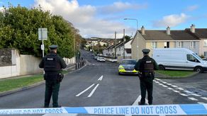 Strabane está unos 1340 kilómetros (80 millas) al oeste de Belfast, cerca de la frontera con la República de Irlanda.