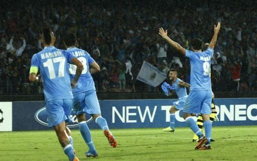 Nápoles golea al Livorno y le pisa los talones a la Roma