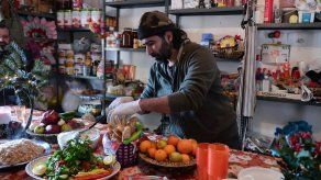 Exchef sirio cocina para los refugiados del campo griego de Ritsona