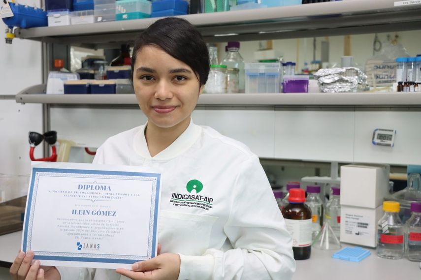 Ilein Gómez, estudiante de la Licenciatura en Farmacia que ganó el segundo lugar del concurso internacional de videos "Descubramos Científicas Latinoamericanas". Ilein Gómez, estudiante de la Licenciatura en Farmacia que ganó el segundo lugar del concurso internacional de videos "Descubramos Científicas Latinoamericanas".