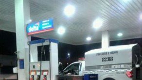 Roban en dos estaciones de gasolina en la Vía Domingo Díaz