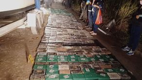 Uniformados junto a fiscales hallaron escondidos 515 kilos de cocaína en una lancha rápida tipo tiburonera durante un operativo en el municipio costero de Puerto Barrios.