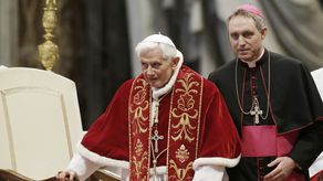 Benedicto XVI falleció el sábado a los 95 años y su cuerpo era mostrado el lunes en la basílica de San Pedro.