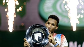 El canadiense Felix Auger-Aliassime posa con el trofeo.