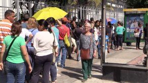 Extensas filas en supermercados de Venezuela ante orden de bajar precios