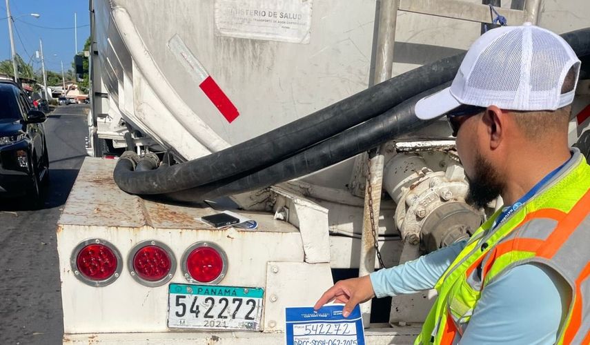 MiAmbiente realiza operativos en carros cisterna que participarán en el Carnaval de Coclé