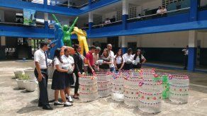 Cestos de basura elaborados por reos con botellas de plástico son entregados a colegios oficiales