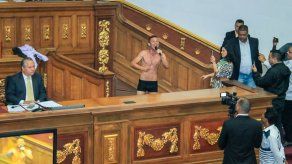 Diputado venezolano se desviste ante torturas a colega acusado de atentado