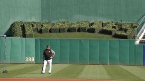 Pitcher de Piratas es operado tras pelea en camerino