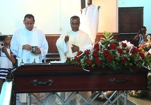 Familiares y amigos despidieron a María Carter Pantalones