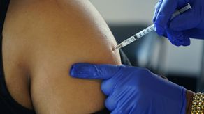 Las autoridades de salud recomendaron a las personas buscar protección adicional antes de las reuniones navideñas.