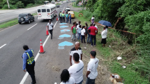 Familiares y amigos de víctimas del accidente en Las Lajas pintan corazones azules