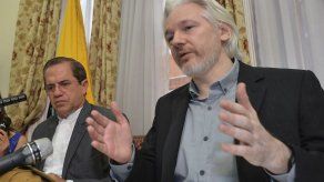 Assange aconseja a los periodistas usar el correo para evitar ser espiados