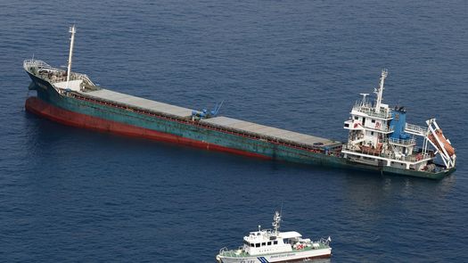 El petrolero zarpó del puerto de Kobe para recoger productos químicos de otro puerto japonés y no tenía ningún producto químico a bordo en el momento del accidente.