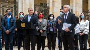 El acto tuvo lugar en el Plaza de Bolívar y el presidente estuvo acompañado por el secretario general de la Organización de Estados Americanos (OEA), Luis Almagro.