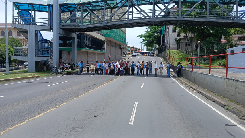 Jubilados cierra la avenida de los Mártires.