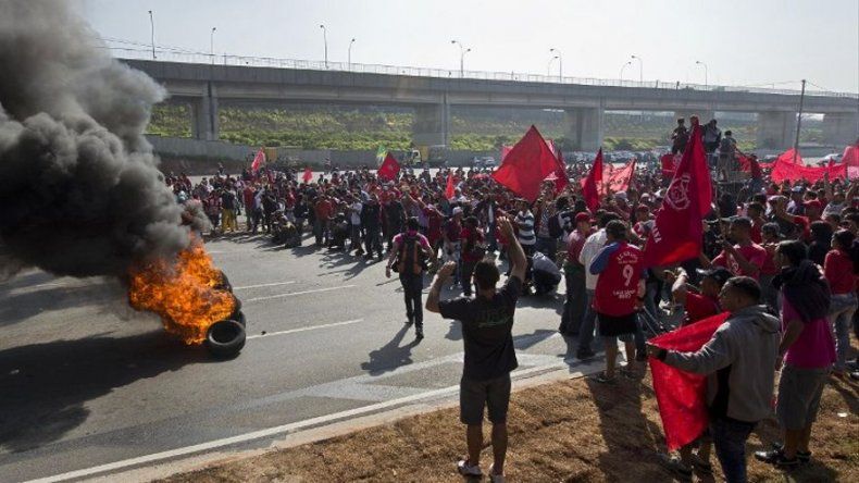 Brasil agitado por protestas y huelgas a las puertas del Mundial